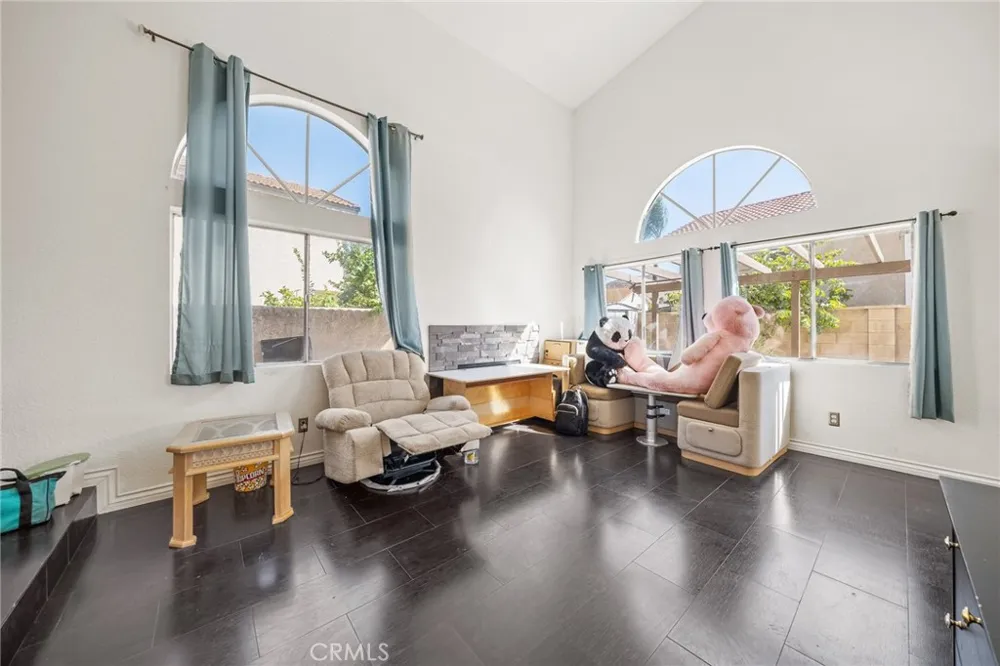 14311 Hillcrest Dr Fontana, CA 92337