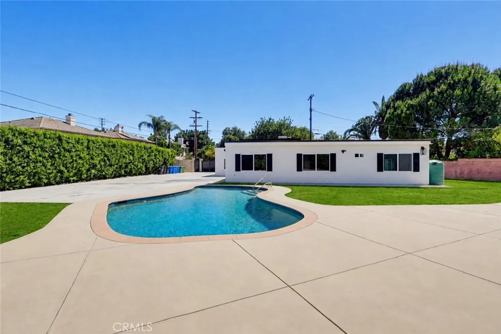 8738 Paso Robles Northridge, CA 91325