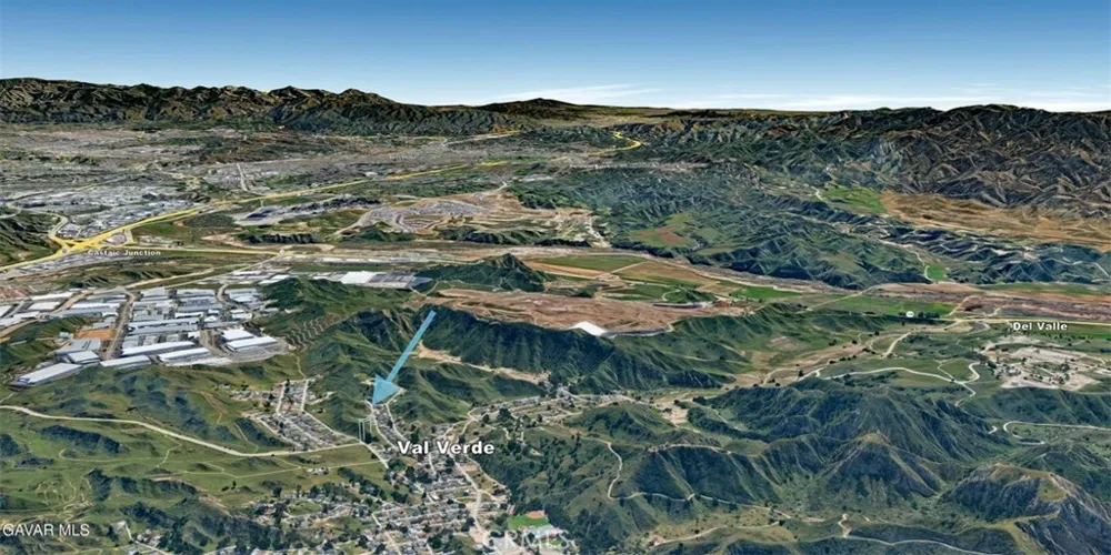 Hunstock St Val Verde, CA 91384