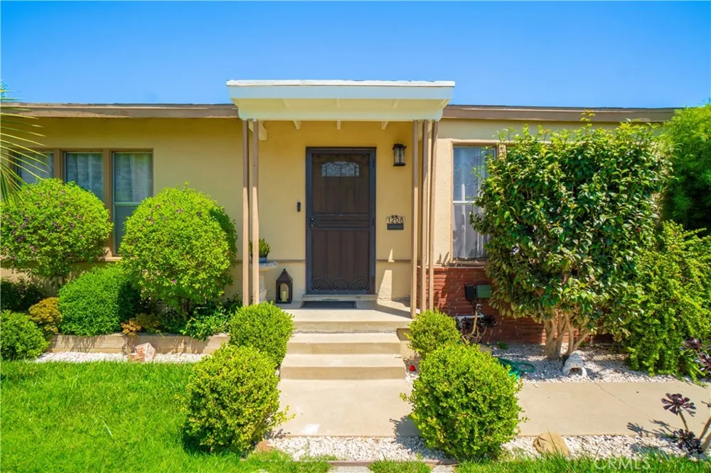 1208 S Stoneacre Compton, CA 90221