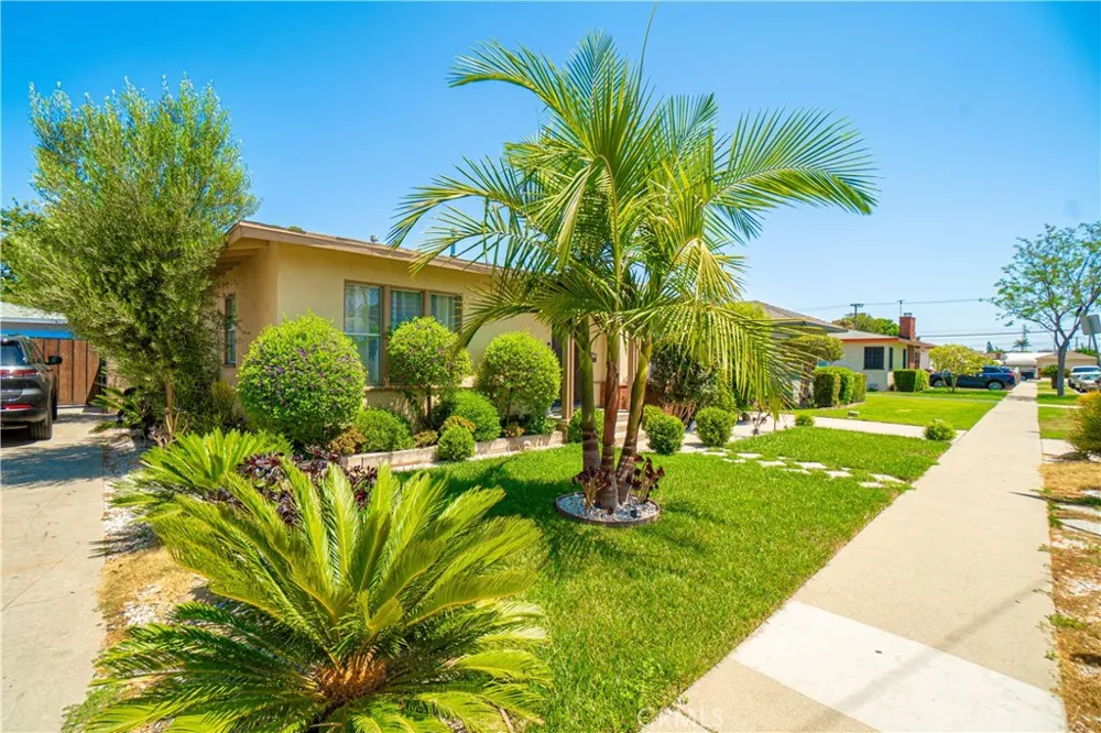 1208 S Stoneacre Compton, CA 90221