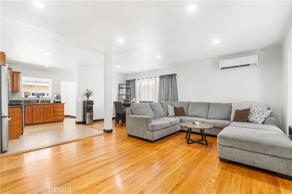 1208 S Stoneacre Compton, CA 90221