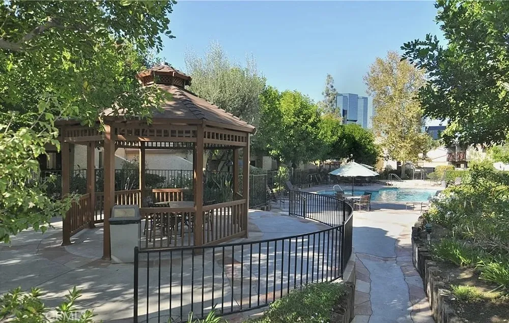 21555 Burbank #74 Woodland Hills, CA 91367