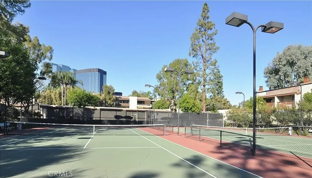 21555 Burbank #74 Woodland Hills, CA 91367