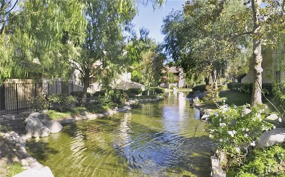 21555 Burbank #74 Woodland Hills, CA 91367