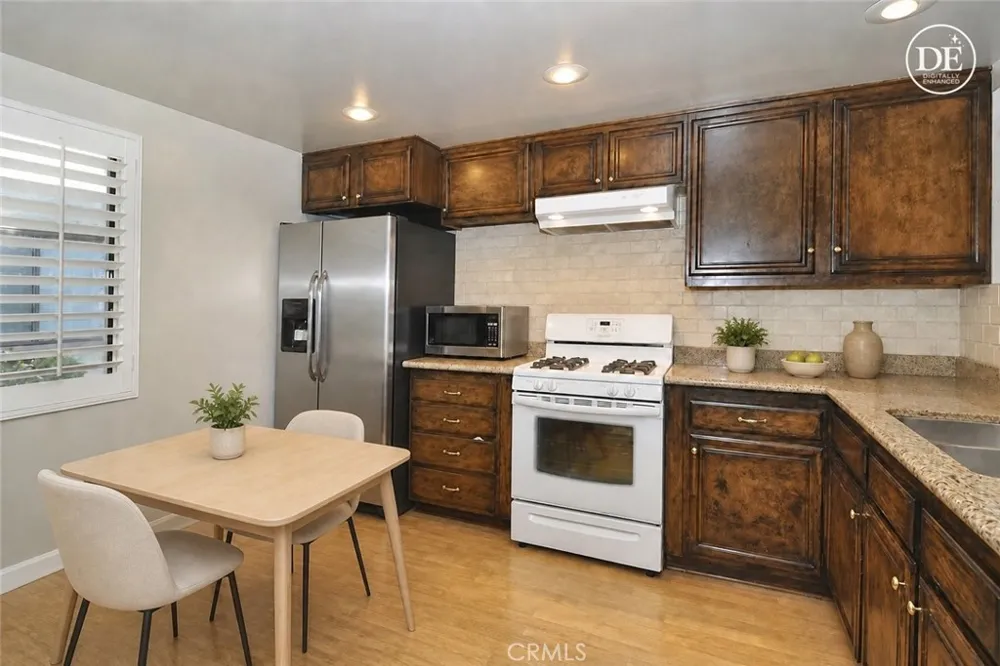 21555 Burbank #74 Woodland Hills, CA 91367