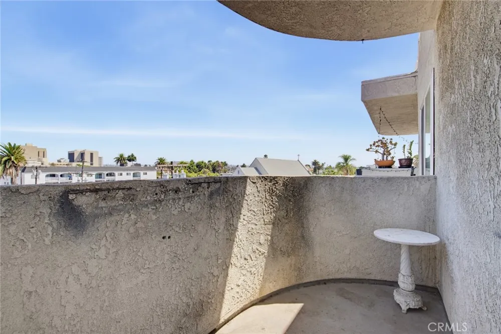 726 Elm Avenue #403 Long Beach, CA 90813