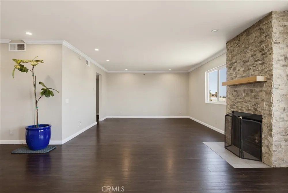 726 Elm Avenue #403 Long Beach, CA 90813