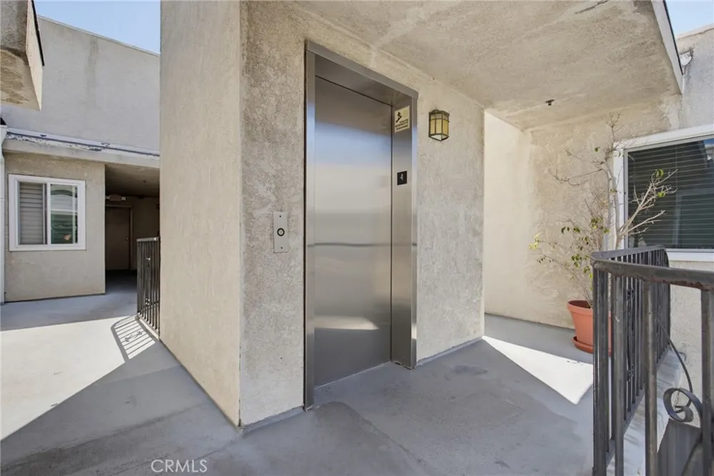 726 Elm Avenue #403 Long Beach, CA 90813