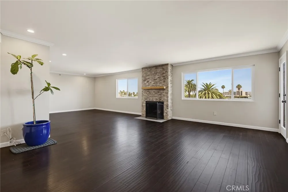 726 Elm Avenue #403 Long Beach, CA 90813