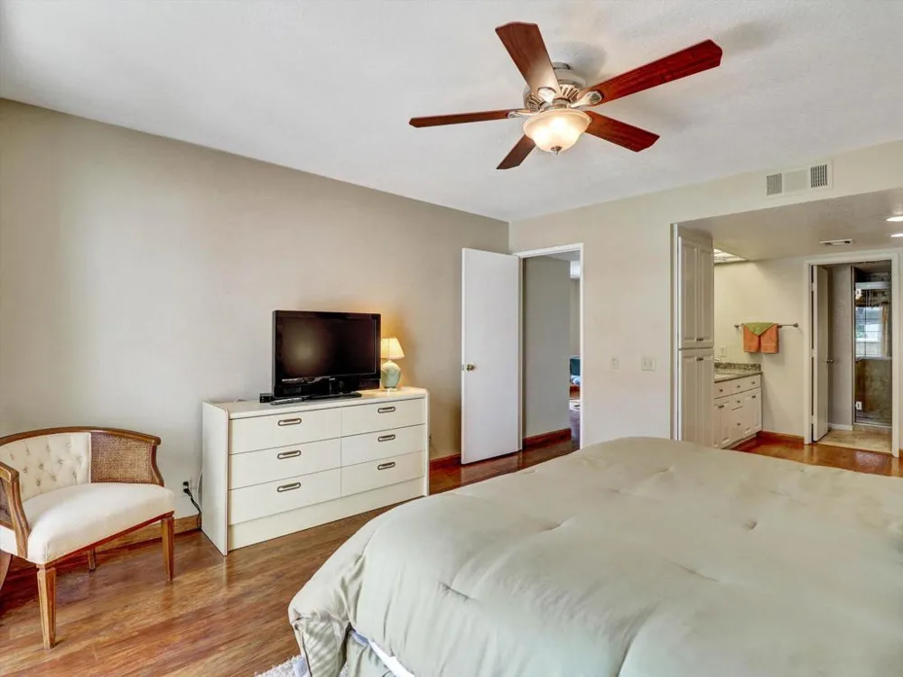 2001 E Camino Parocela #C21 Palm Springs, CA 92264