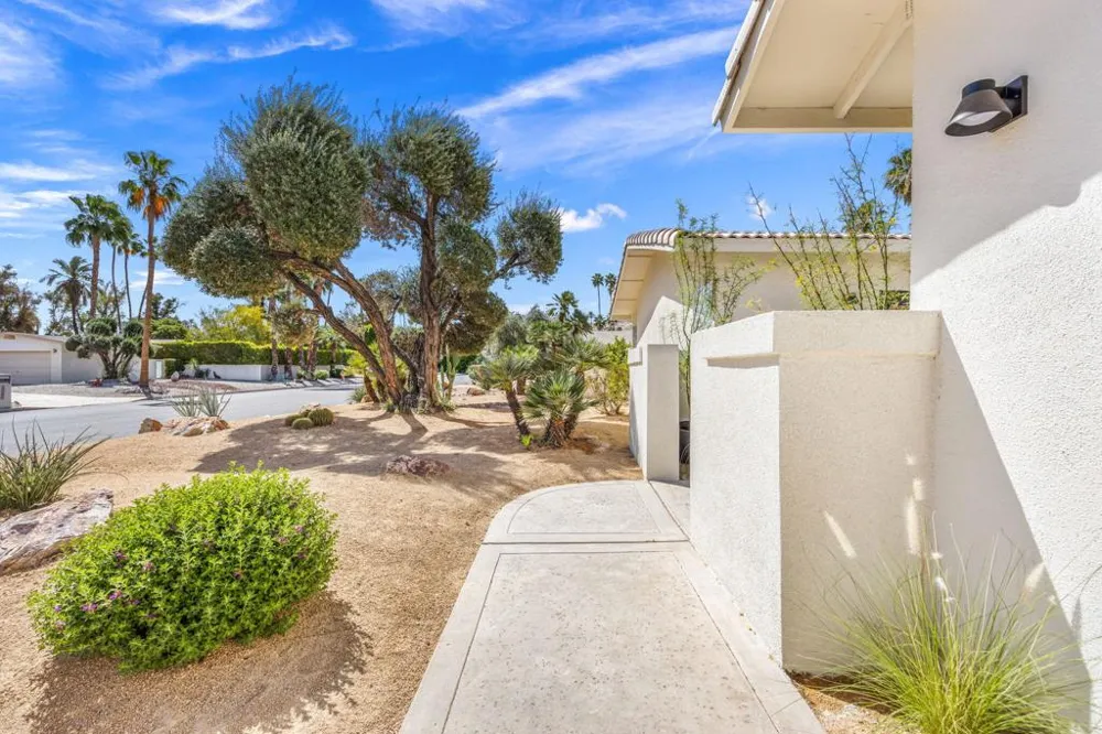 2063 S Broadmoor Drive Palm Springs, CA 92264