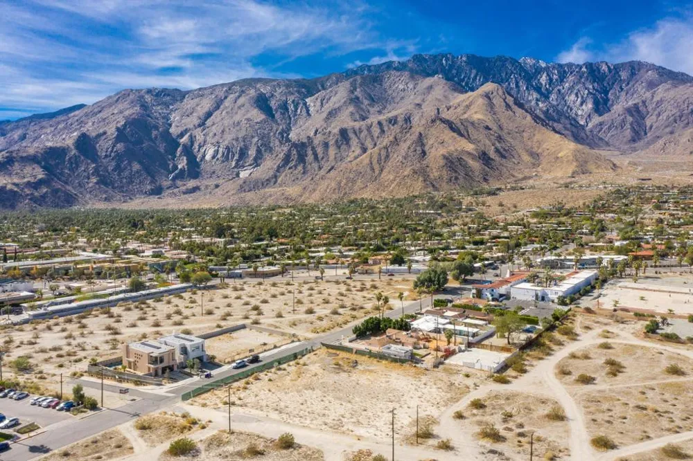 199 ViA Olivera Palm Springs, CA 92262