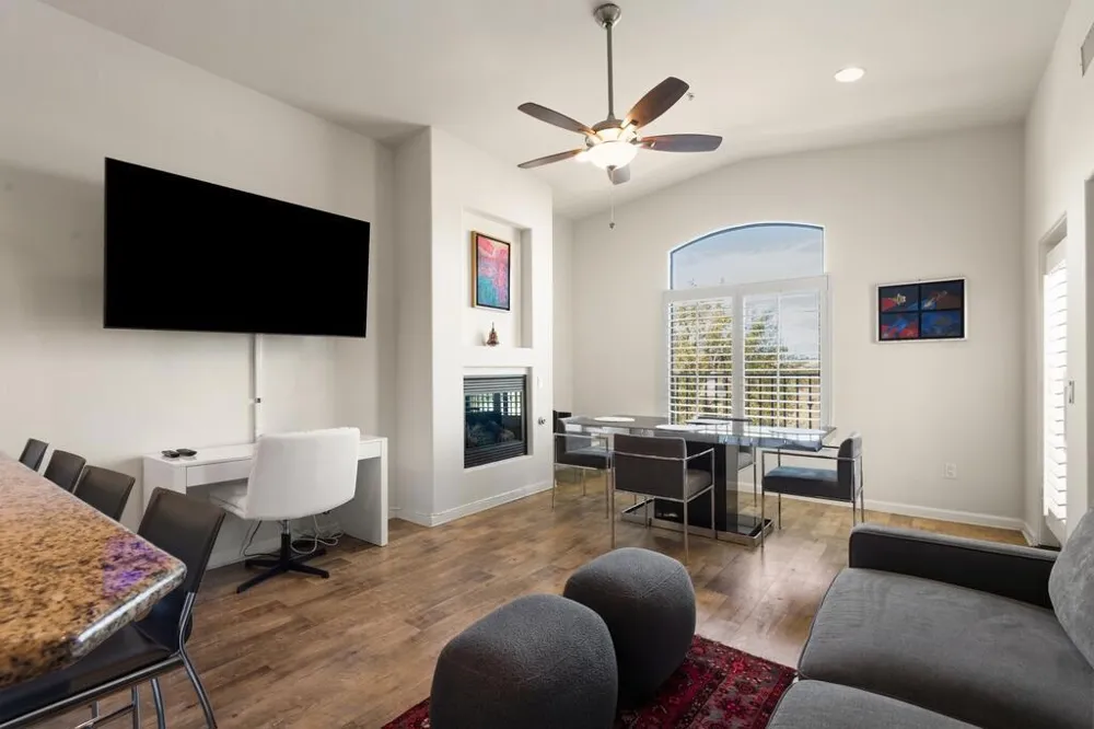 1018 Villorrio Drive Palm Springs, CA 92262