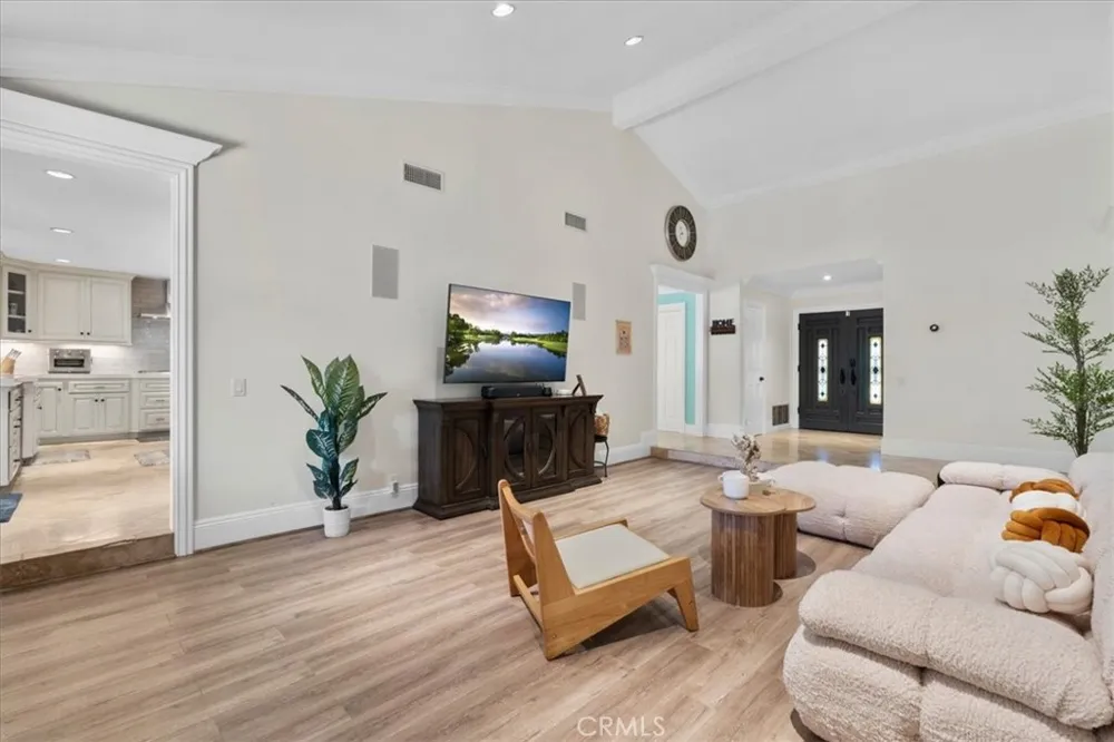 752 Capitan Thousand Oaks, CA 91320