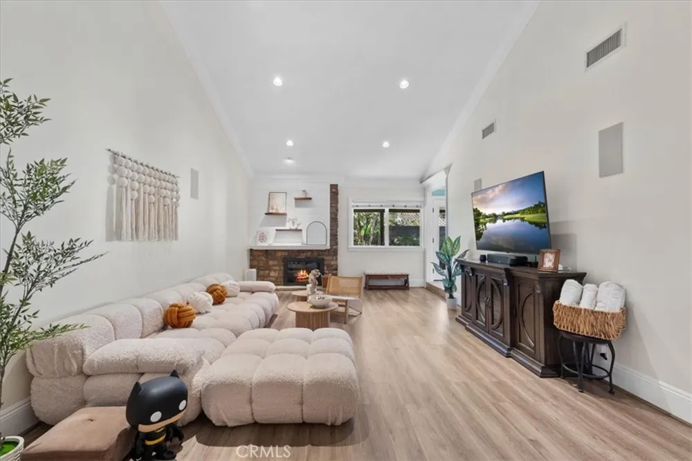 752 Capitan Thousand Oaks, CA 91320
