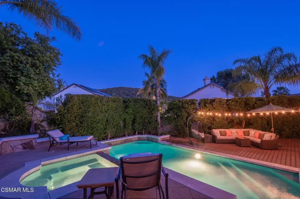 850 Ellesmere Way Oak Park, CA 91377