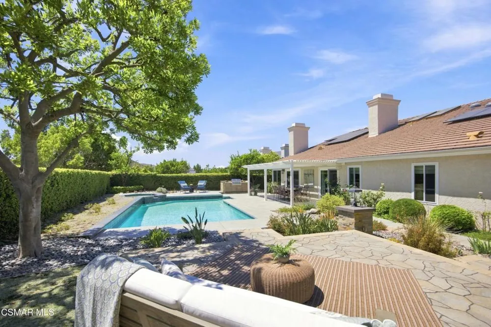 5500 Liverpool Court Oak Park, CA 91377