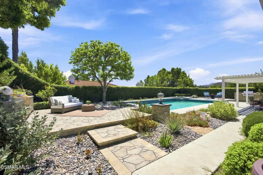5500 Liverpool Court Oak Park, CA 91377