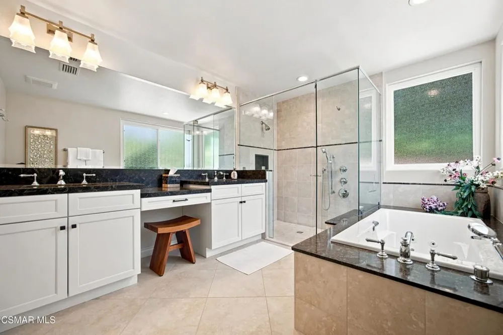 5500 Liverpool Court Oak Park, CA 91377
