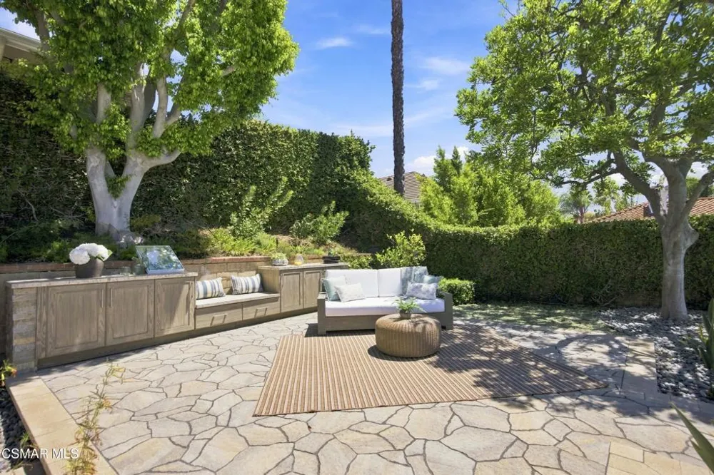 5500 Liverpool Court Oak Park, CA 91377