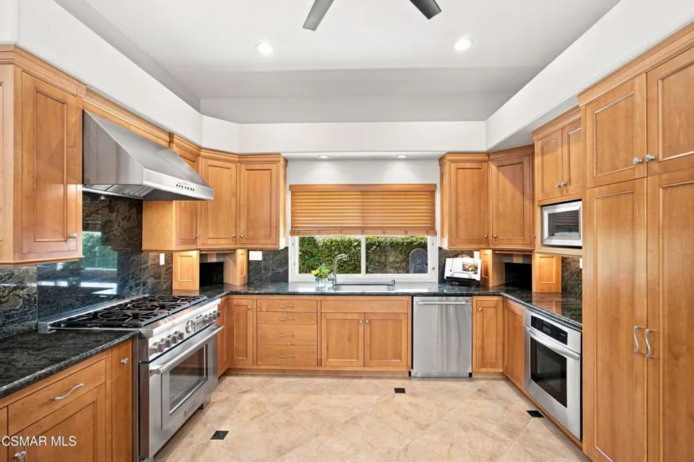 5500 Liverpool Court Oak Park, CA 91377