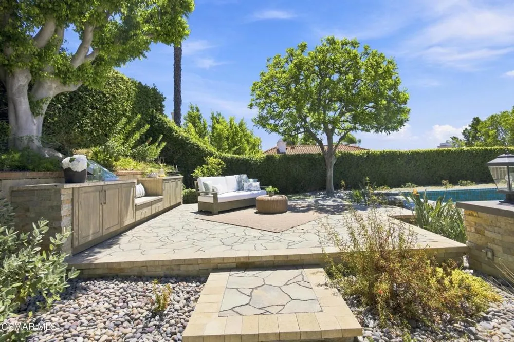 5500 Liverpool Court Oak Park, CA 91377