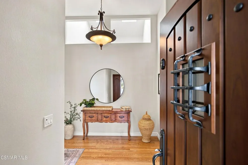 5500 Liverpool Court Oak Park, CA 91377