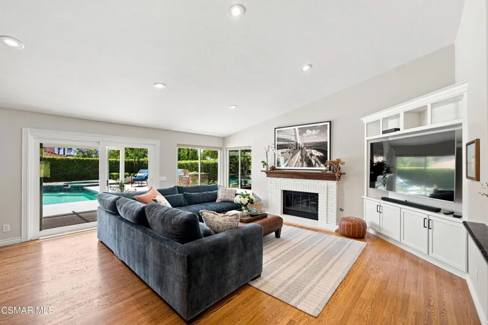 5500 Liverpool Court Oak Park, CA 91377