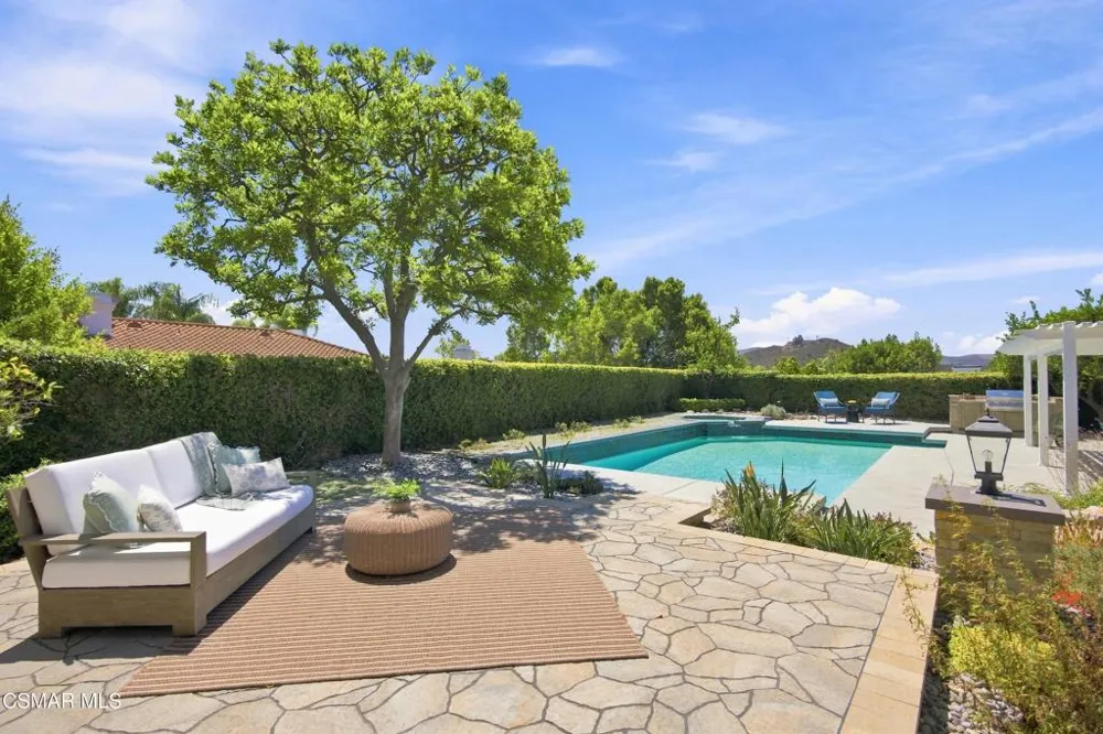 5500 Liverpool Court Oak Park, CA 91377