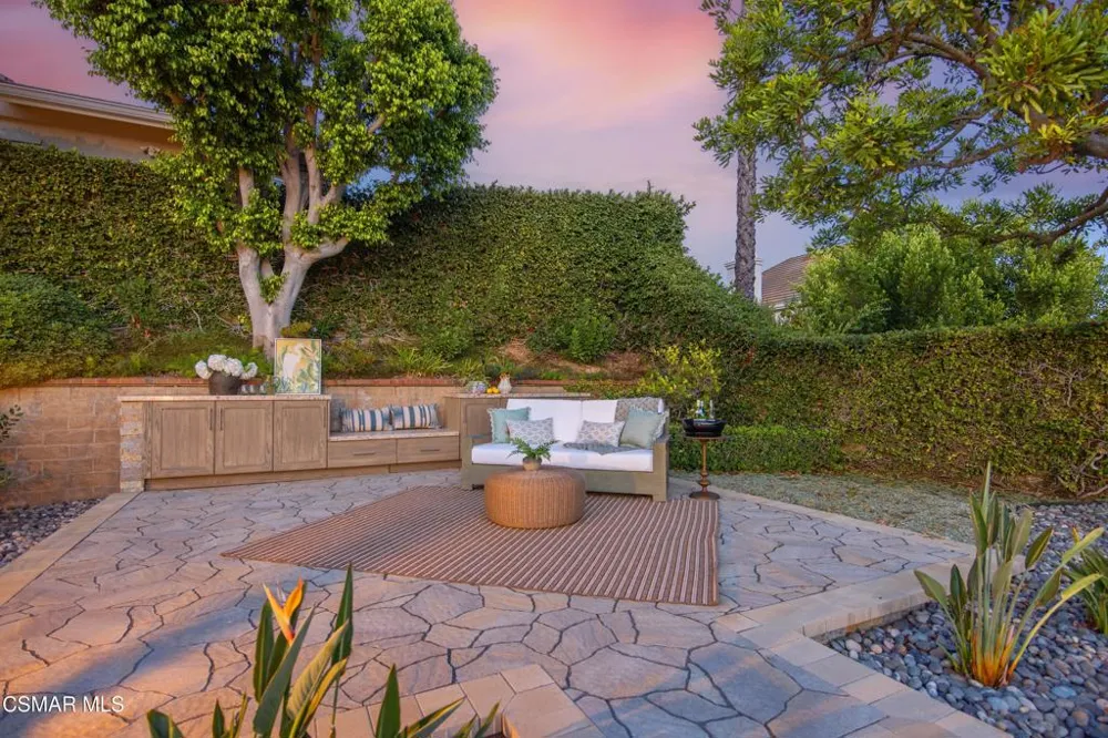 5500 Liverpool Court Oak Park, CA 91377