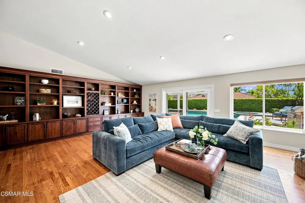 5500 Liverpool Court Oak Park, CA 91377