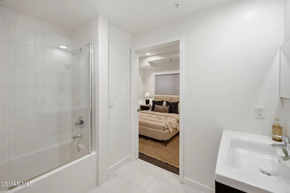 5016 Bakman Avenue #104 North Hollywood, CA 91601
