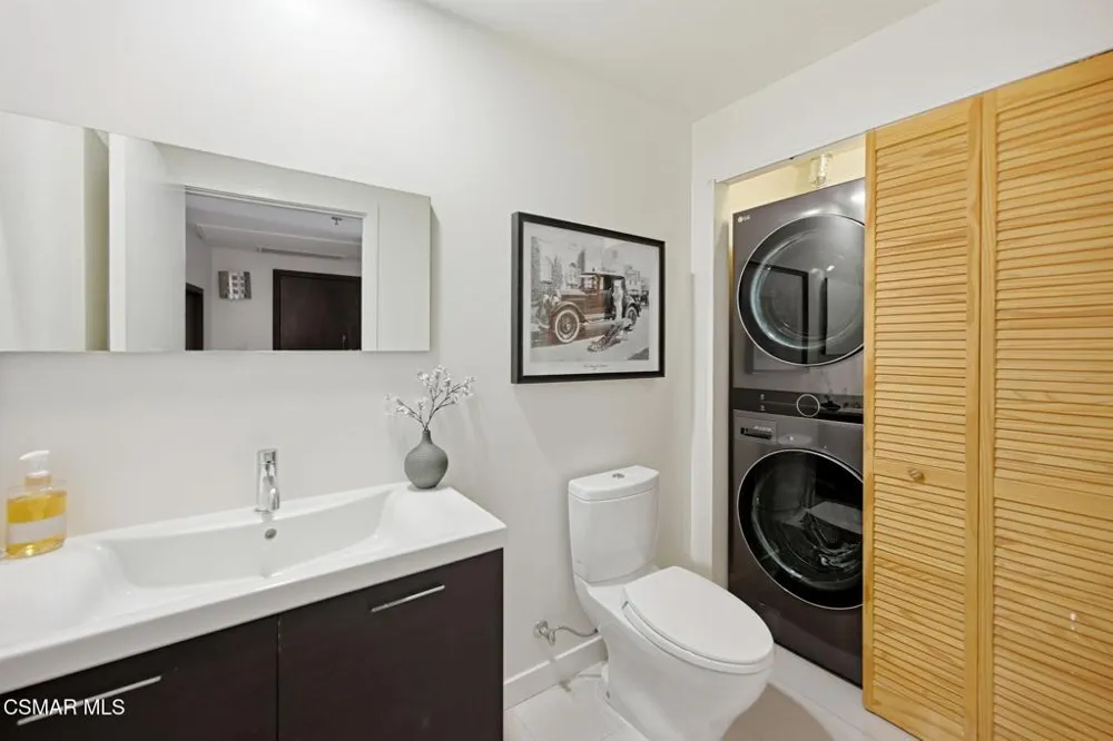 5016 Bakman Avenue #104 North Hollywood, CA 91601