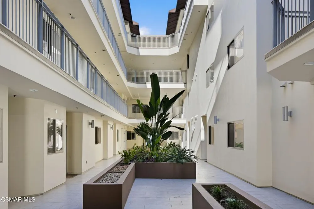 5016 Bakman Avenue #104 North Hollywood, CA 91601