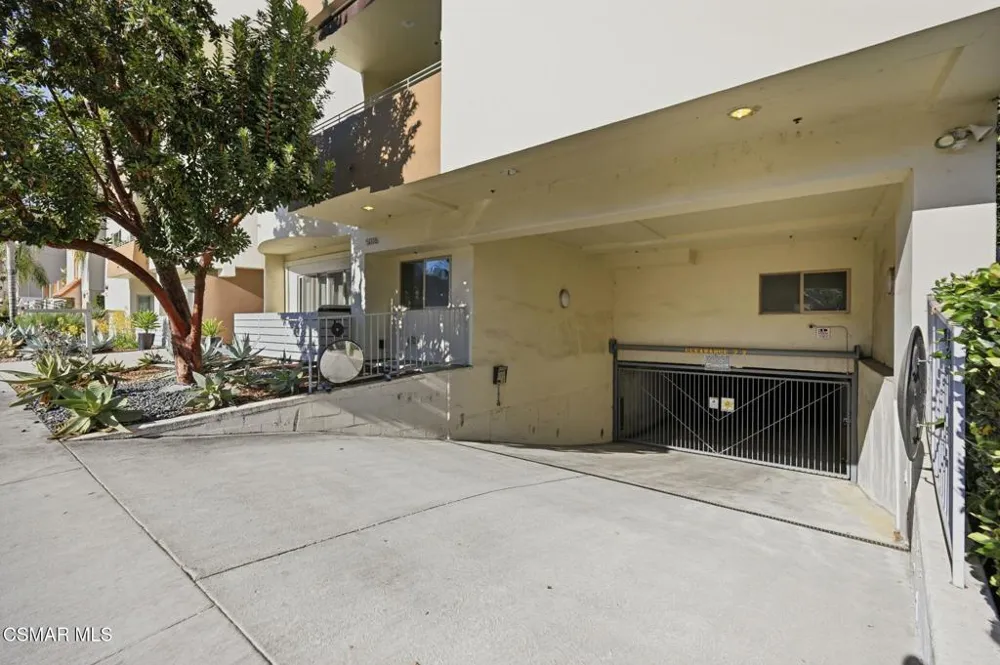 5016 Bakman Avenue #104 North Hollywood, CA 91601