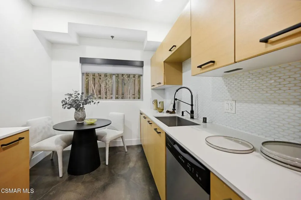 5016 Bakman Avenue #104 North Hollywood, CA 91601
