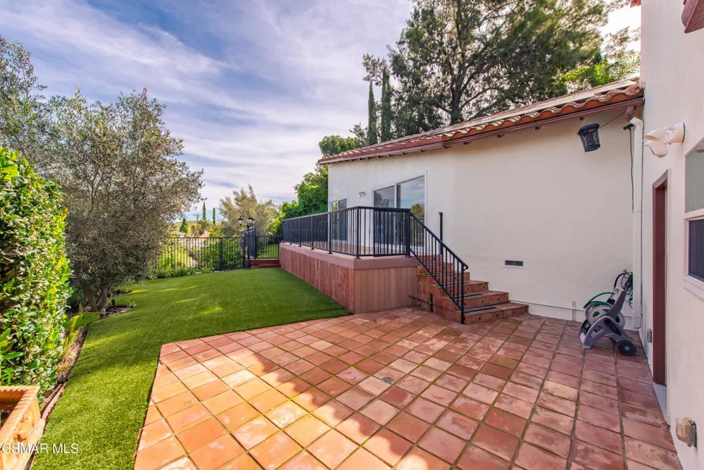 5076 Escobedo Drive Woodland Hills, CA 91364