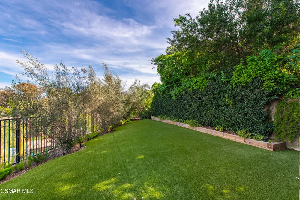 5076 Escobedo Drive Woodland Hills, CA 91364