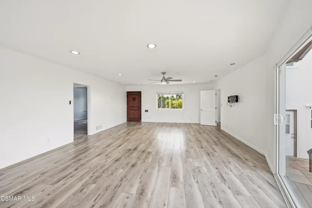 5076 Escobedo Drive Woodland Hills, CA 91364
