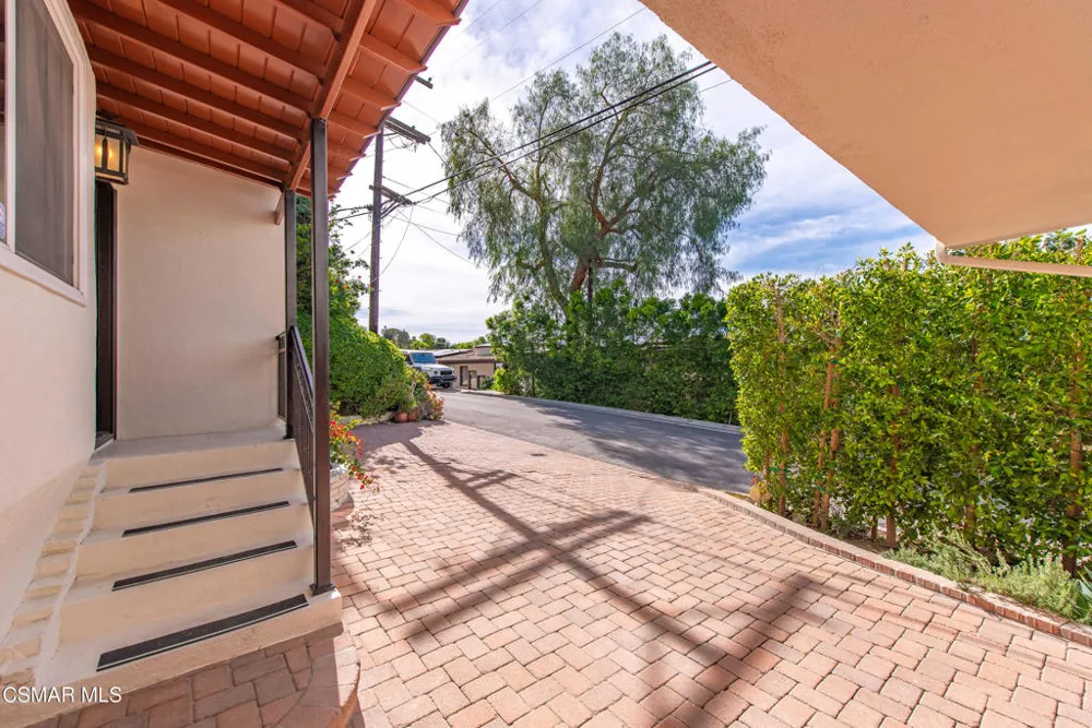 5076 Escobedo Drive Woodland Hills, CA 91364