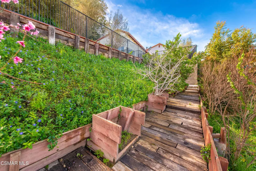 5076 Escobedo Drive Woodland Hills, CA 91364