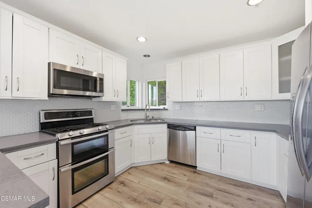 5076 Escobedo Drive Woodland Hills, CA 91364