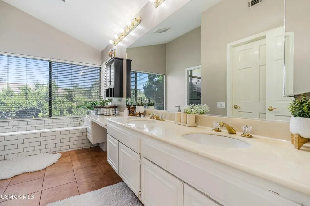 652 Stonebrook Street Simi Valley, CA 93065