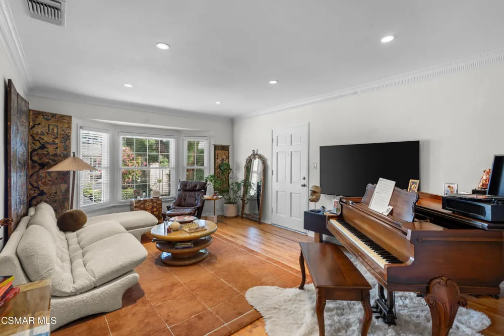 15234 Dickens Street #1/4 Sherman Oaks, CA 91403