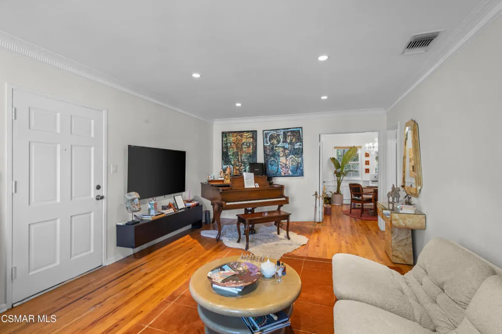 15234 Dickens Street #1/4 Sherman Oaks, CA 91403