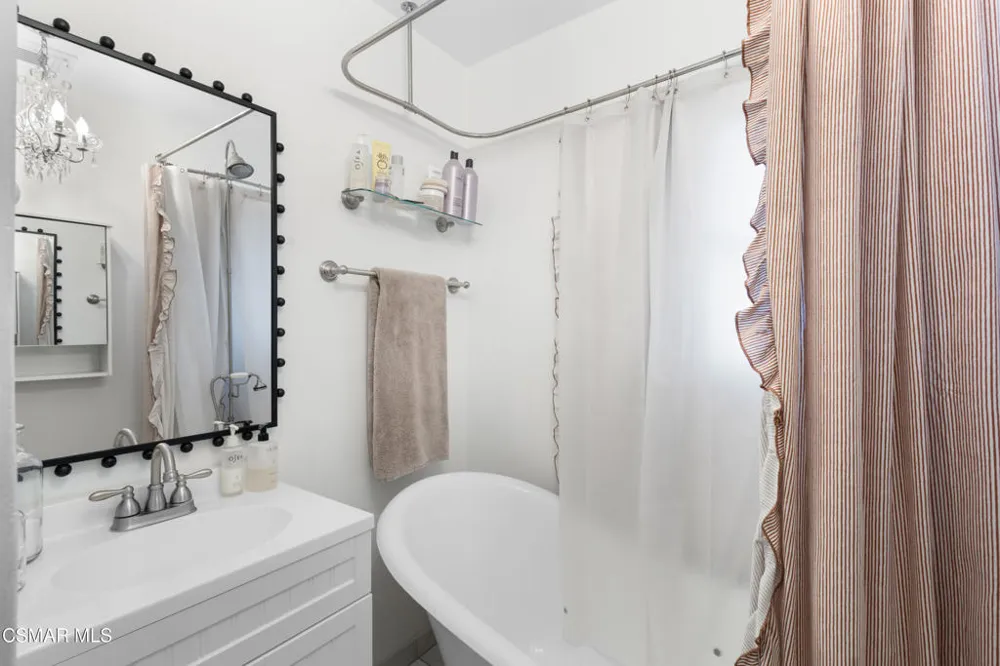 15234 Dickens Street #1/4 Sherman Oaks, CA 91403