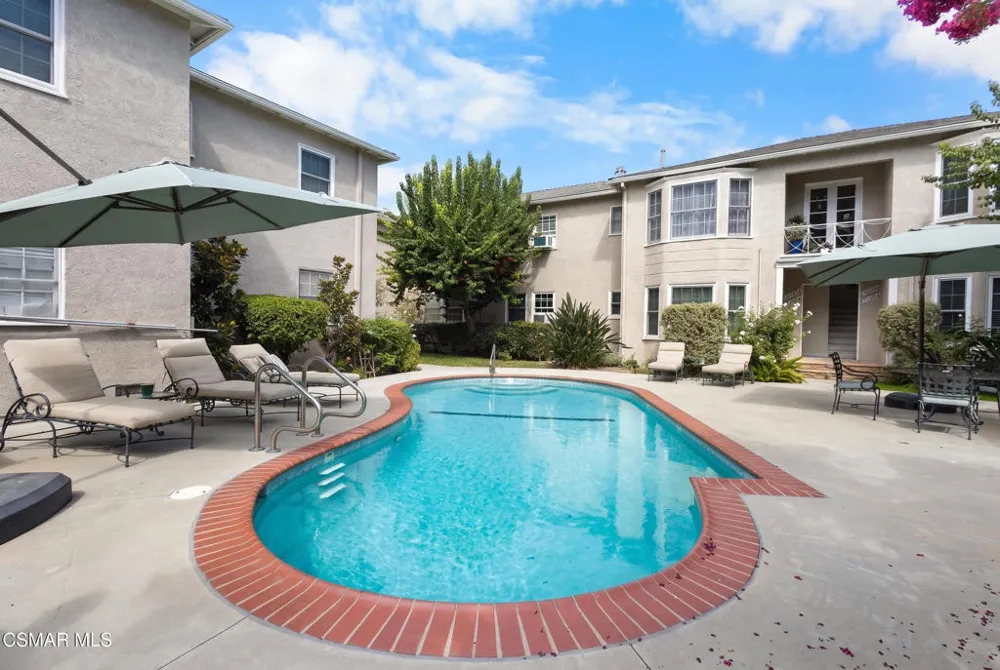 15234 Dickens Street #1/4 Sherman Oaks, CA 91403