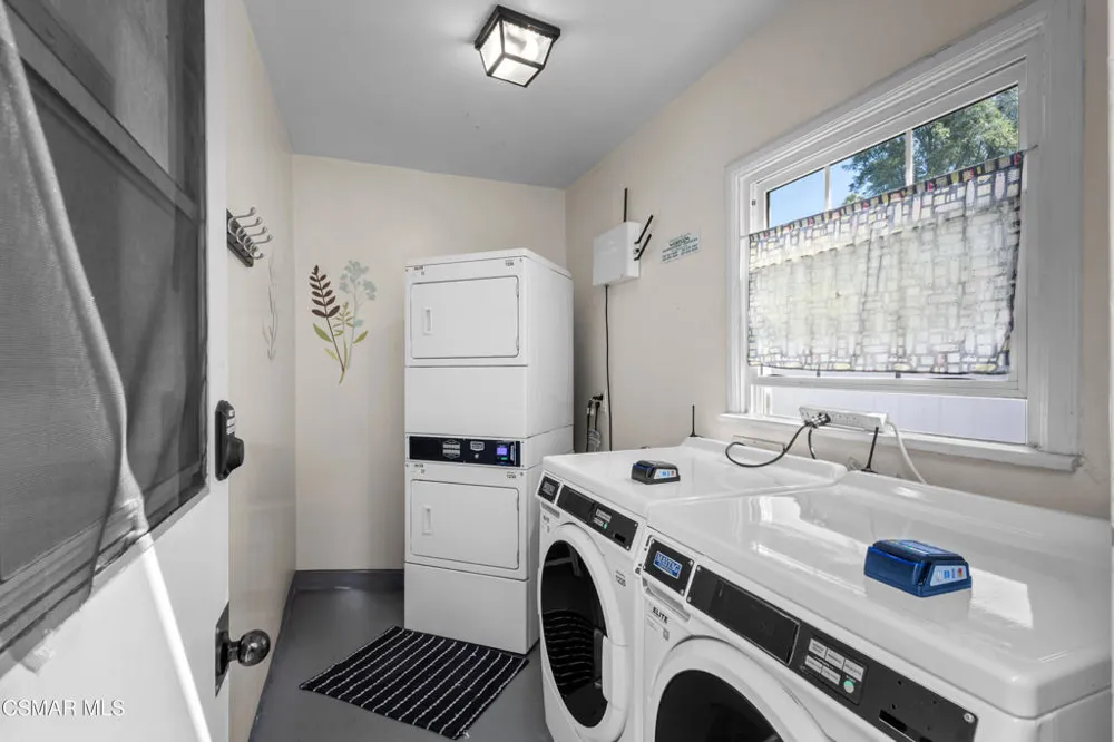 15234 Dickens Street #1/4 Sherman Oaks, CA 91403