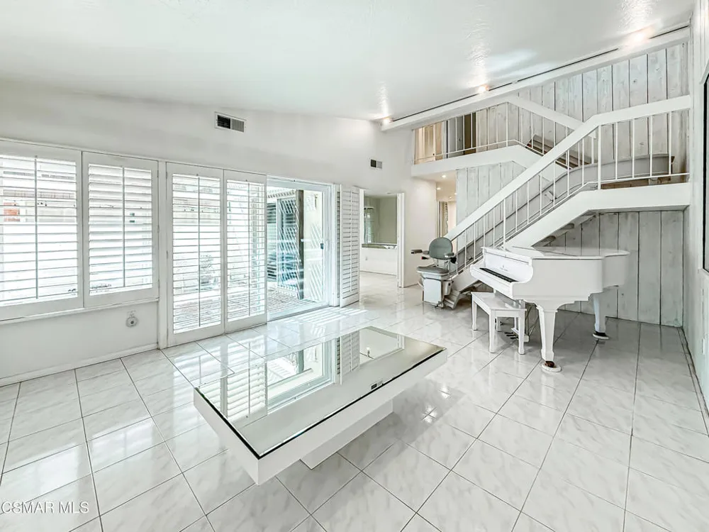 10435 Larwin Avenue Chatsworth, CA 91311
